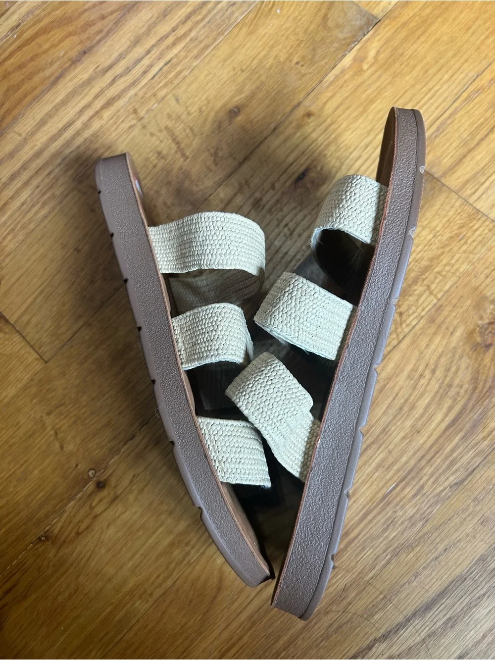 Cushionaire Women’s Indy 3 Band Stretch Slide Sandals Cream Fabric Straps Sz 10